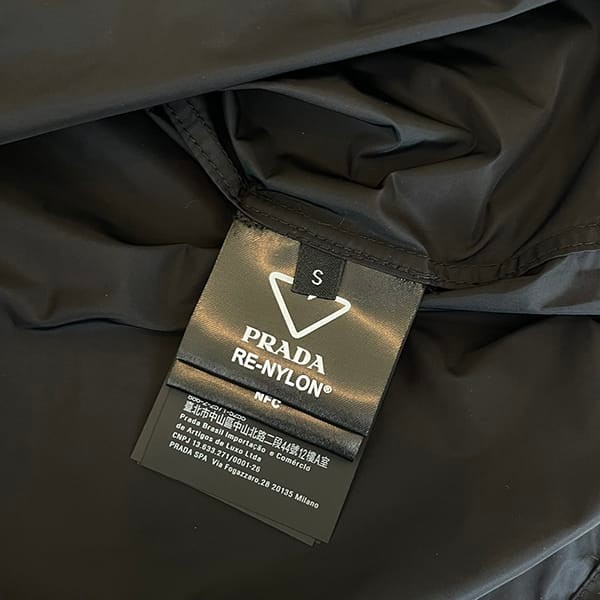 希少プラダ Re-Nylon 半袖 ジップスルーシャツ ロゴ付 パチモン puz35166